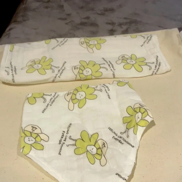 Infant 2 pice set burp cloth and bib - Picture 1 of 4